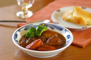 砥部焼・西岡工房　浮草柄の深皿にビーフシチューを盛って