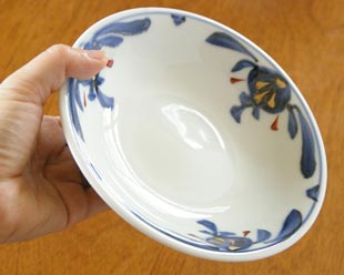 砥部焼・西岡工房　浮草柄の深皿を手に持って