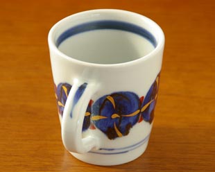 砥部焼・西岡工房　ごすまる柄のマグカップの持ち手