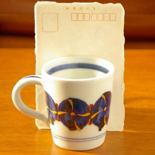 砥部焼・西岡工房　ごすまる柄のマグカップをはがきと比較して