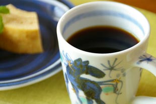 砥部焼･西岡工房　うまのマグカップでコーヒーを