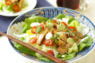 青いパスタ皿　サラダ