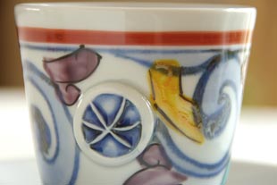砥部焼　花からくさのコーヒーカップの絵付け