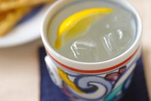 砥部焼　花からくさのコーヒーカップに焼酎を