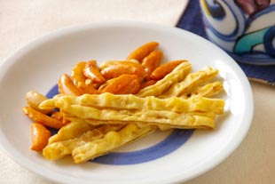 花からくさのコーヒーカップ　ソーサーにおつまみを