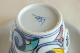 砥部焼　花からくさのコーヒーカップの底面