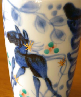 砥部焼・西岡工房　うまのタンブラーの絵付け
