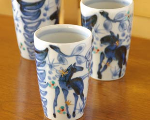 砥部焼・西岡工房　うまのタンブラーの絵付けの感じ