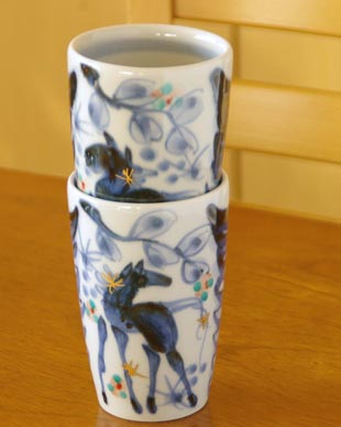 砥部焼・西岡工房　うまのタンブラーを重ねて