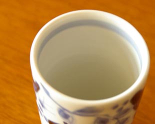 砥部焼・西岡工房　うまのタンブラーを上から見たところ