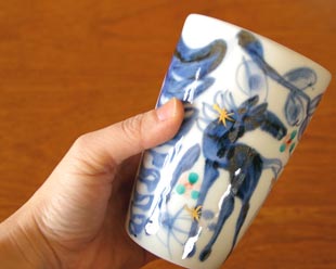 砥部焼・西岡工房　うまのタンブラーを手に持って