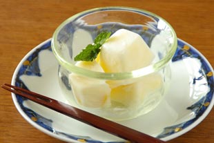 砥部焼・西岡工房　ゴスペン金彩の取皿にガラスの器を