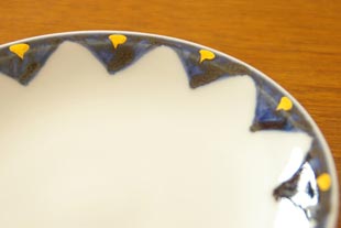 砥部焼・西岡工房　ゴスペン金彩の取皿の絵付け