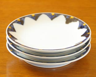 砥部焼・西岡工房　ゴスペン金彩の取皿を重ねて