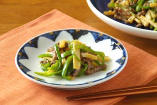 砥部焼・西岡工房　ゴスペン金彩の取皿に炒め物を