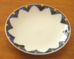 砥部焼・西岡工房　ゴスペン金彩の取皿を上から見て