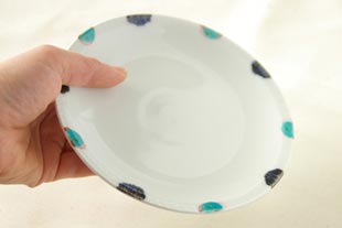 ぽちぽち色絵の皿 手に
