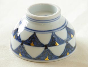 砥部焼　ゴスペン柄の茶碗の底面