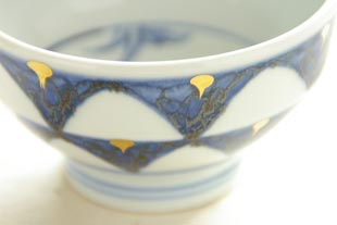 砥部焼　ゴスペン柄の茶碗の絵付け