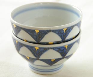 砥部焼　ゴスペン柄の茶碗を重ねたところ