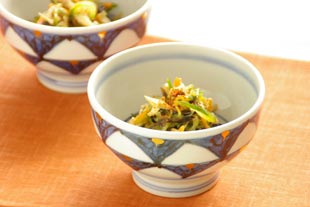 砥部焼　ゴスペン柄の茶碗に酢の物を