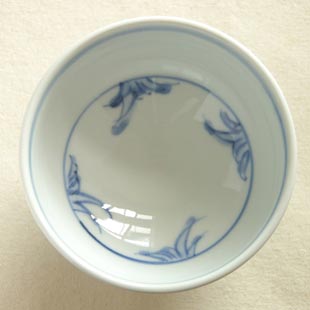 砥部焼　ゴスペン柄の茶碗の中の絵付け