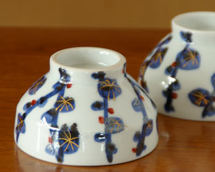 砥部焼・西岡工房 梅林の茶碗を伏せて