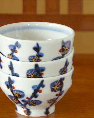 砥部焼・西岡工房 梅林の茶碗を重ねて