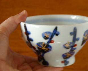 砥部焼・西岡工房 梅林の茶碗を手に持って