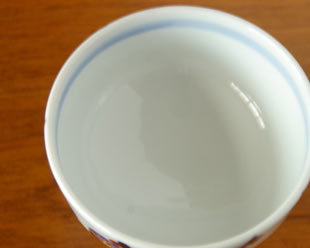 砥部焼・西岡工房 梅林の茶碗を上から見て