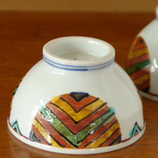 砥部焼・西岡工房　やしきめ柄の茶碗を伏せて