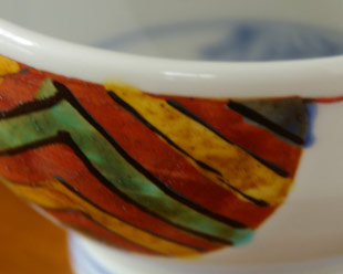 砥部焼・西岡工房　やしきめ柄の茶碗の絵付け