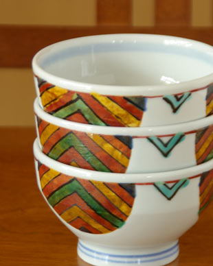 砥部焼・西岡工房　やしきめ柄の茶碗を重ねて