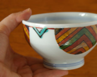 砥部焼・西岡工房　やしきめ柄の茶碗を手に持って