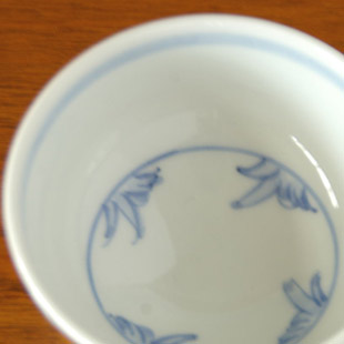 砥部焼・西岡工房　やしきめ柄の茶碗を上から見て