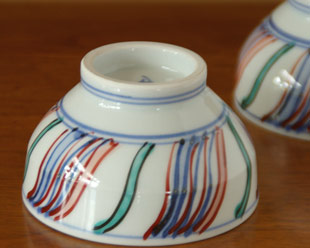 砥部焼・西岡工房　よろけもようの茶碗を伏せて