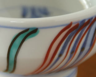 砥部焼・西岡工房　よろけもようの茶碗の絵付け