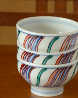 砥部焼・西岡工房　よろけもようの茶碗を重ねて