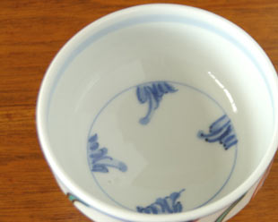 砥部焼・西岡工房　よろけもようの茶碗を上から見て