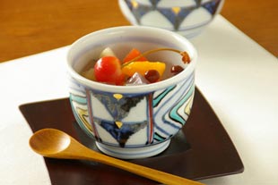 砥部焼・西岡工房　いろえ金彩の湯呑にあんみつを