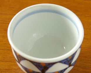 砥部焼・西岡工房　ゴスペン柄の湯呑を上から見て