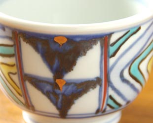 砥部焼・西岡工房　いろえ金彩の湯呑の絵付け