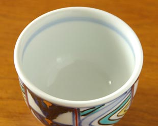砥部焼・西岡工房　いろえ金彩の湯呑を上から見て