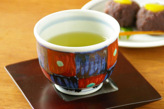 和食器・砥部焼　市松もようの湯呑に緑茶を