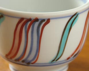 砥部焼・西岡工房　よろけもようの湯呑の絵付け