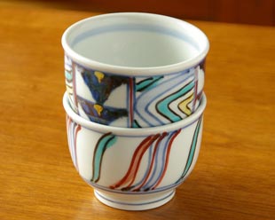 砥部焼・西岡工房　湯呑を重ねて