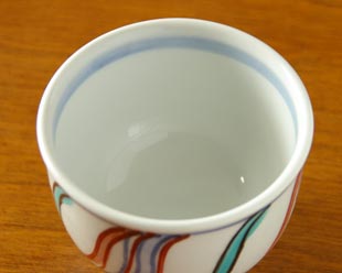 砥部焼・西岡工房　よろけもようの湯呑を上から見て