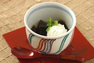 砥部焼・西岡工房　よろけもようの湯呑にコーヒーゼリーを入れて