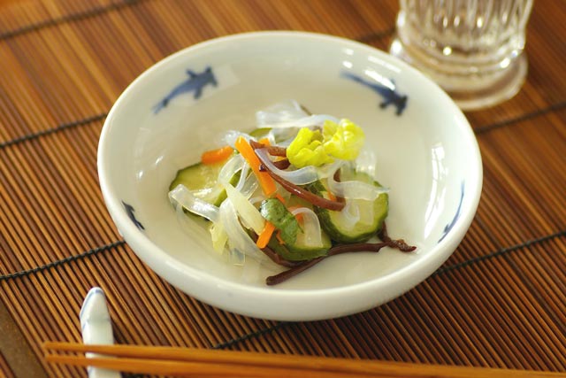 砥部焼・中田窯 めだかの小皿に酢の物を