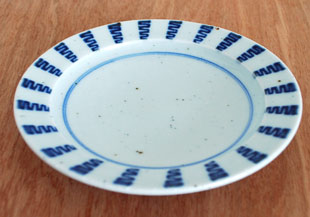 中田窯　よろけ縞のリム付皿（5寸）